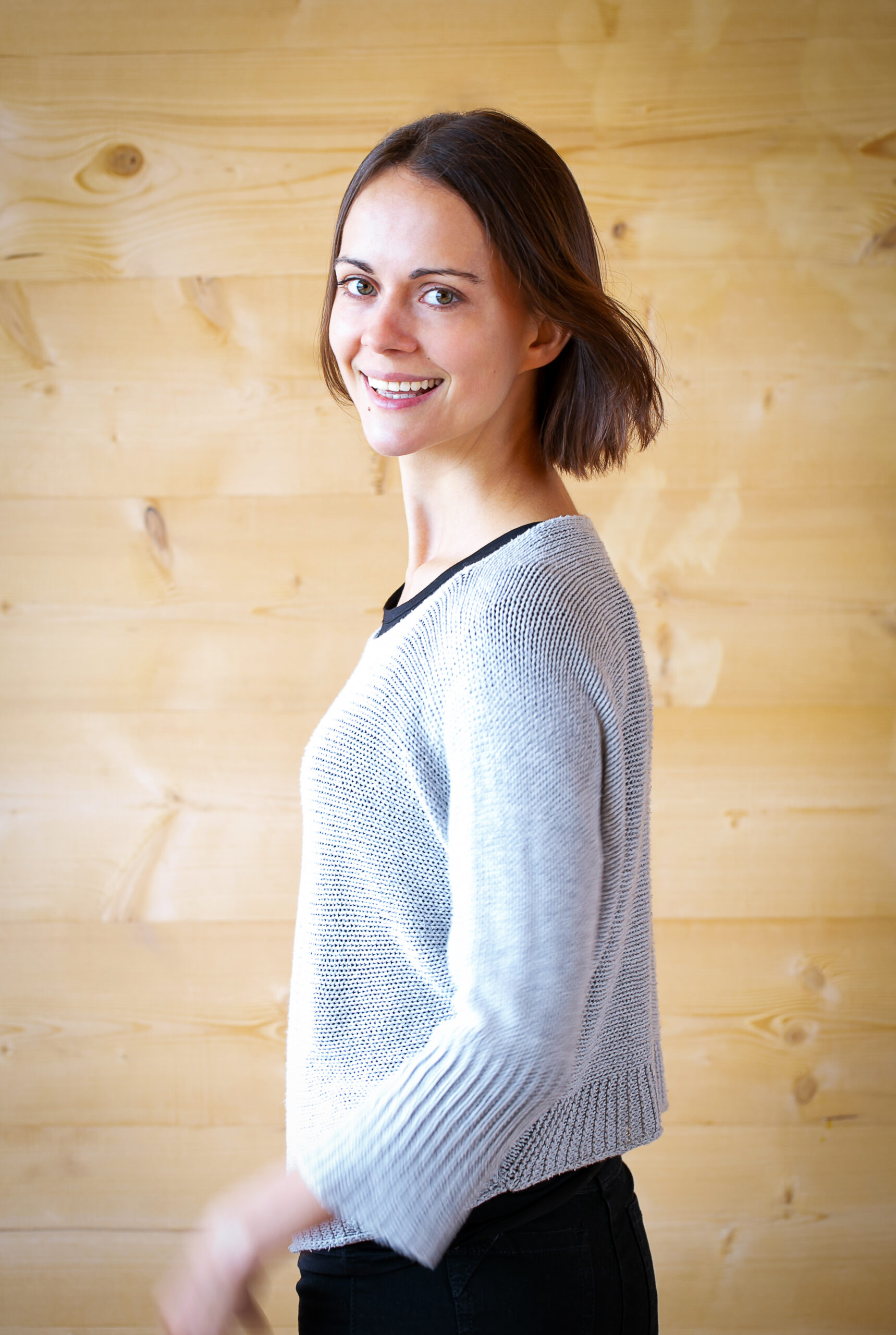 Frauenportrait outdoor mit Holz-Hintergrund