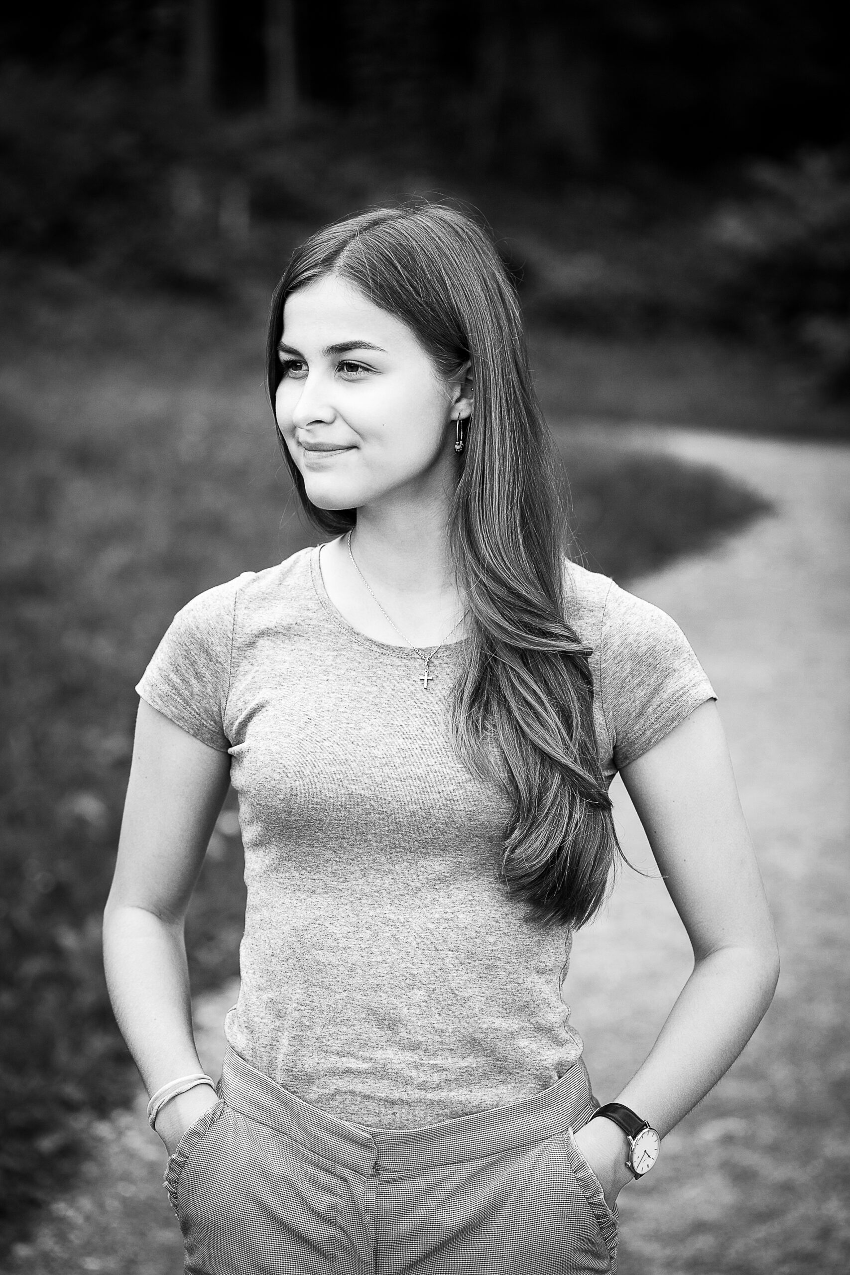 Frauenportrait outdoor, im Hintergrund ein Weg