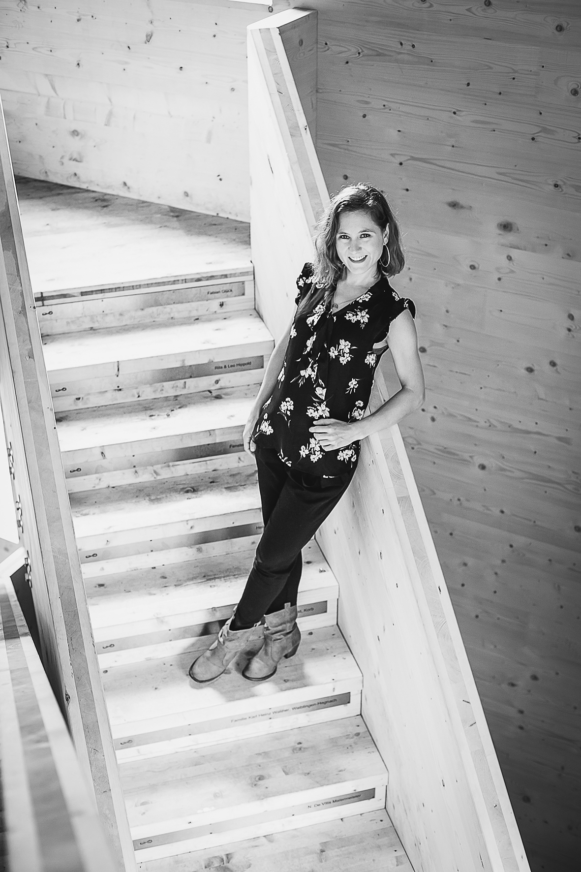 Frauenportrait indoor auf Holz-Stufen