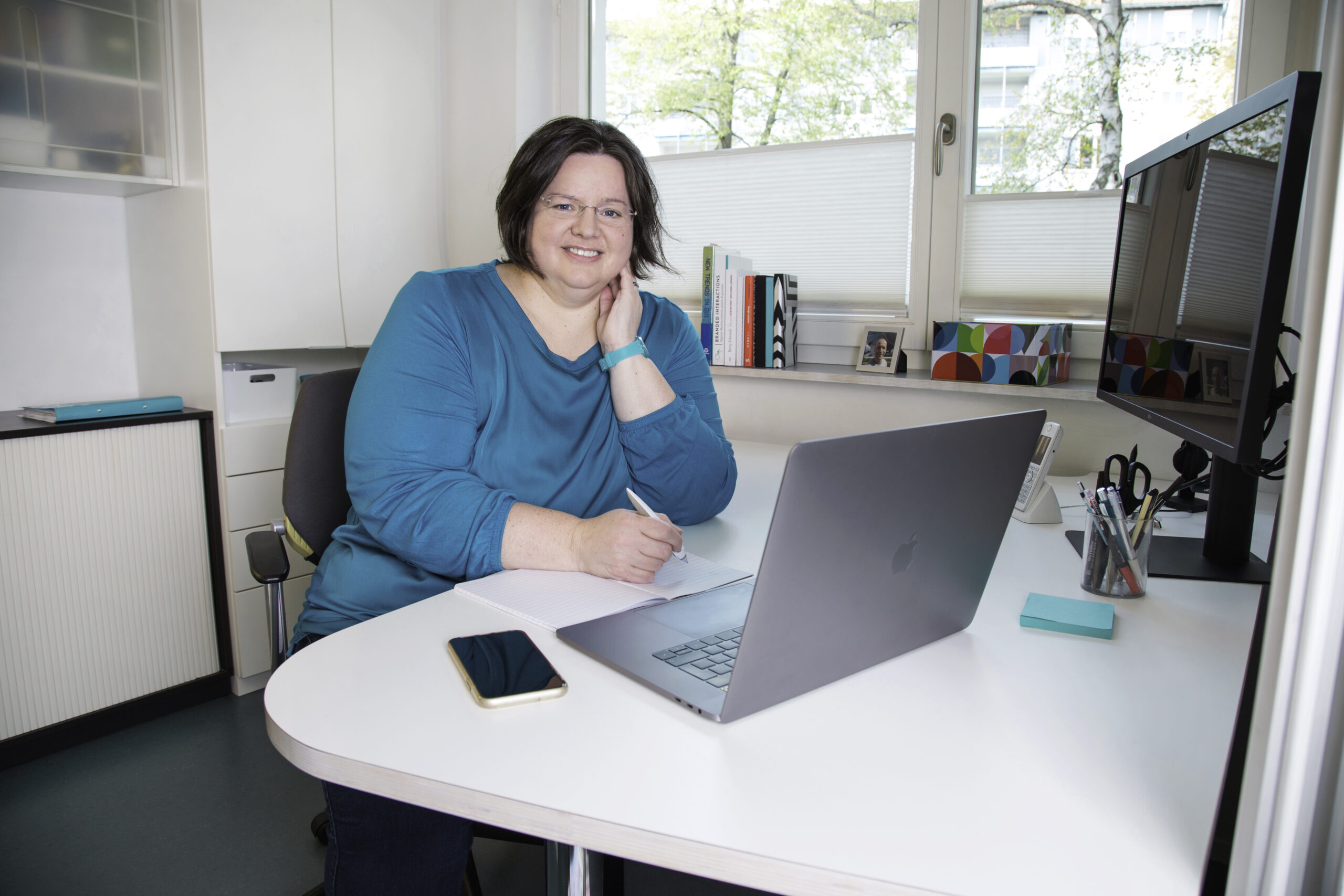 Business-Portrait Frau indoor im eigenen Büro