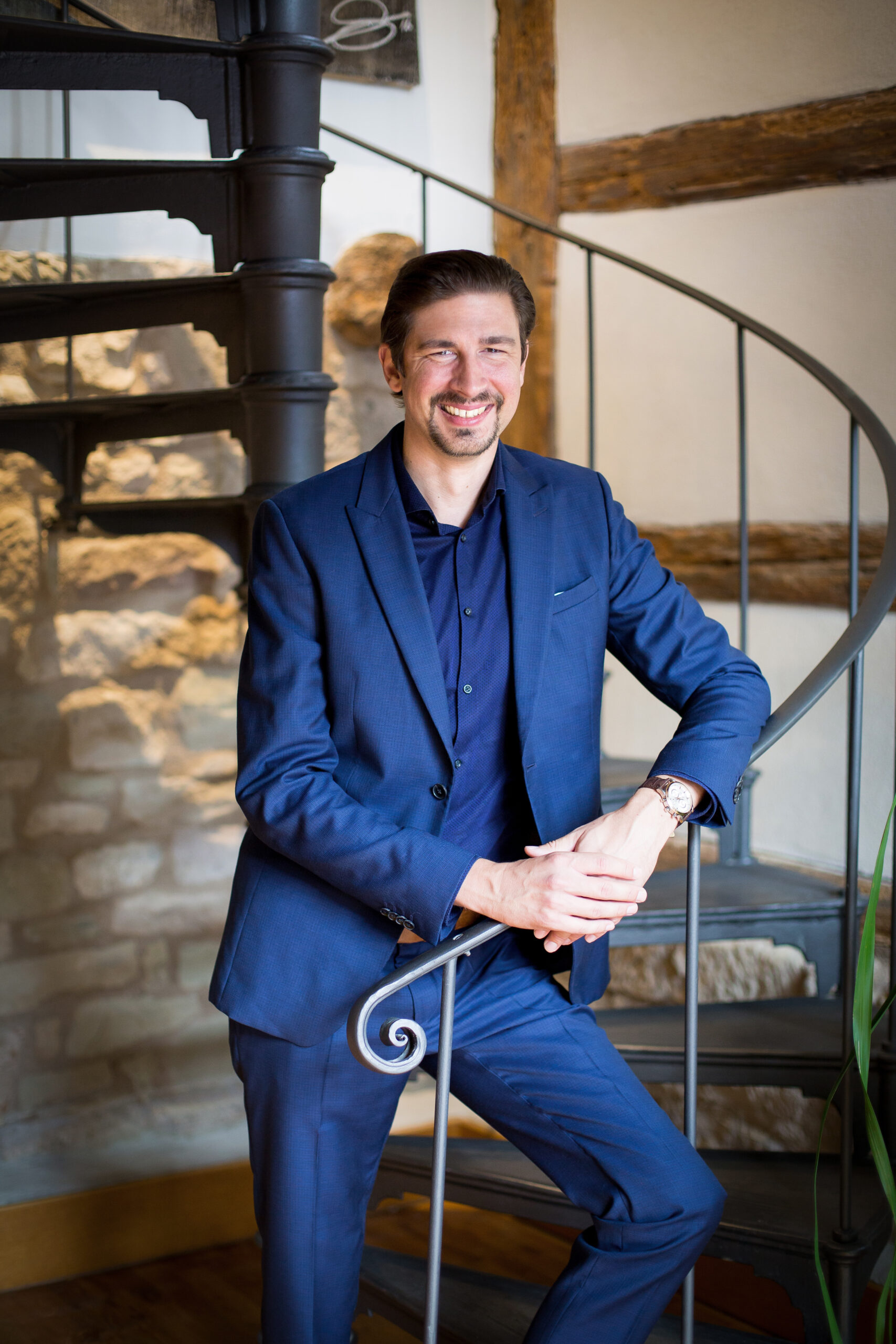 Portrait Mann indoor auf Wendeltreppe