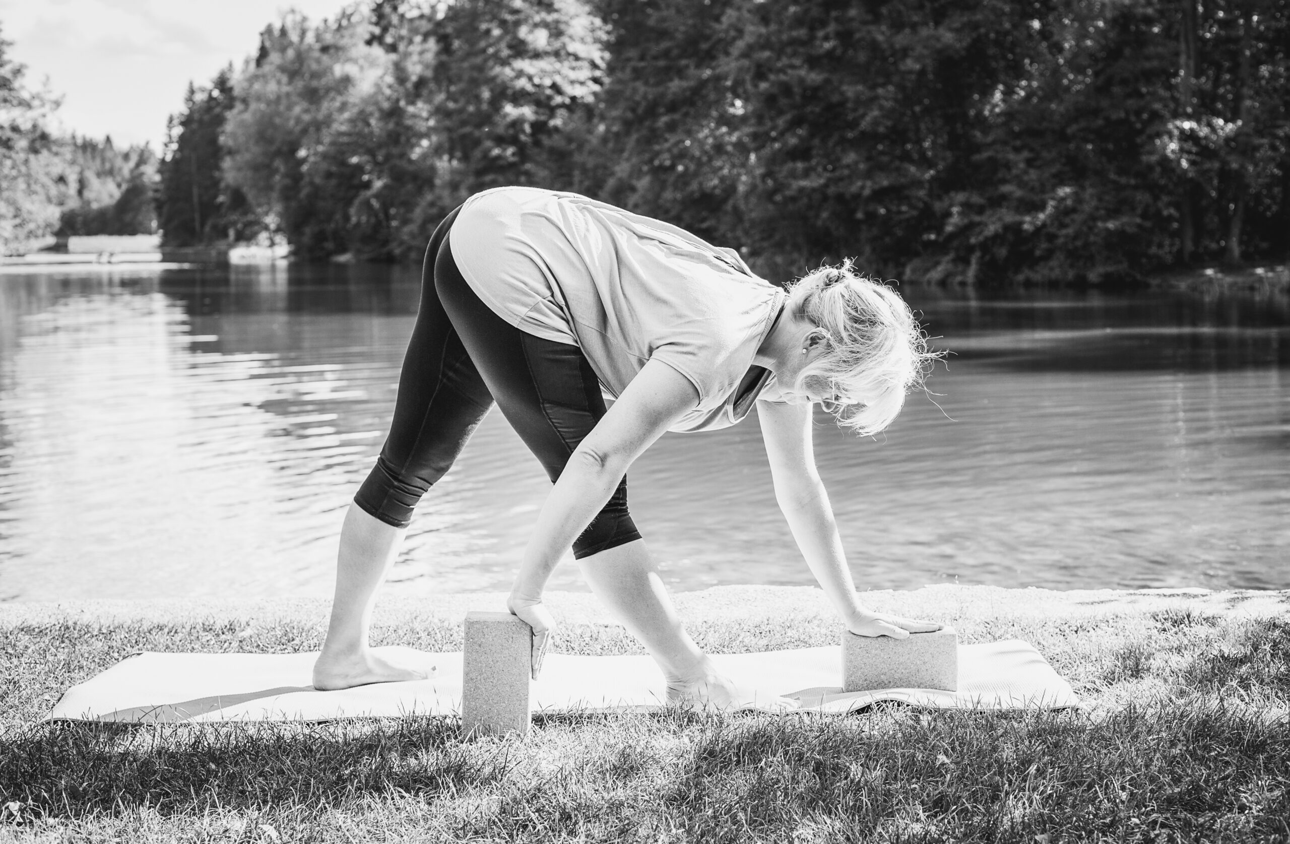 Frau macht Yoga am See, schwarzweiss