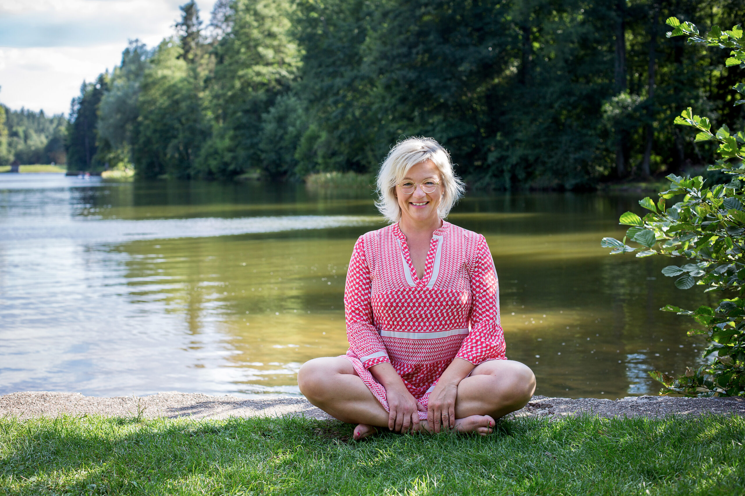 Frau macht Yoga am See, farbig
