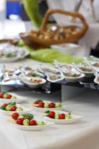 Eventfotografie - Buffet mit Häppchen