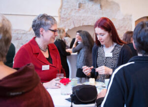 Eventfotografie - Zwei Damen im Gespräch