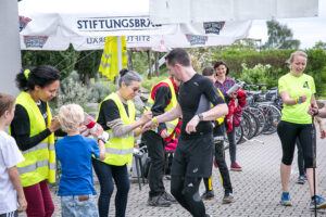 Events - Freiheitslauf - Helfer markieren die gelaufenen Runden