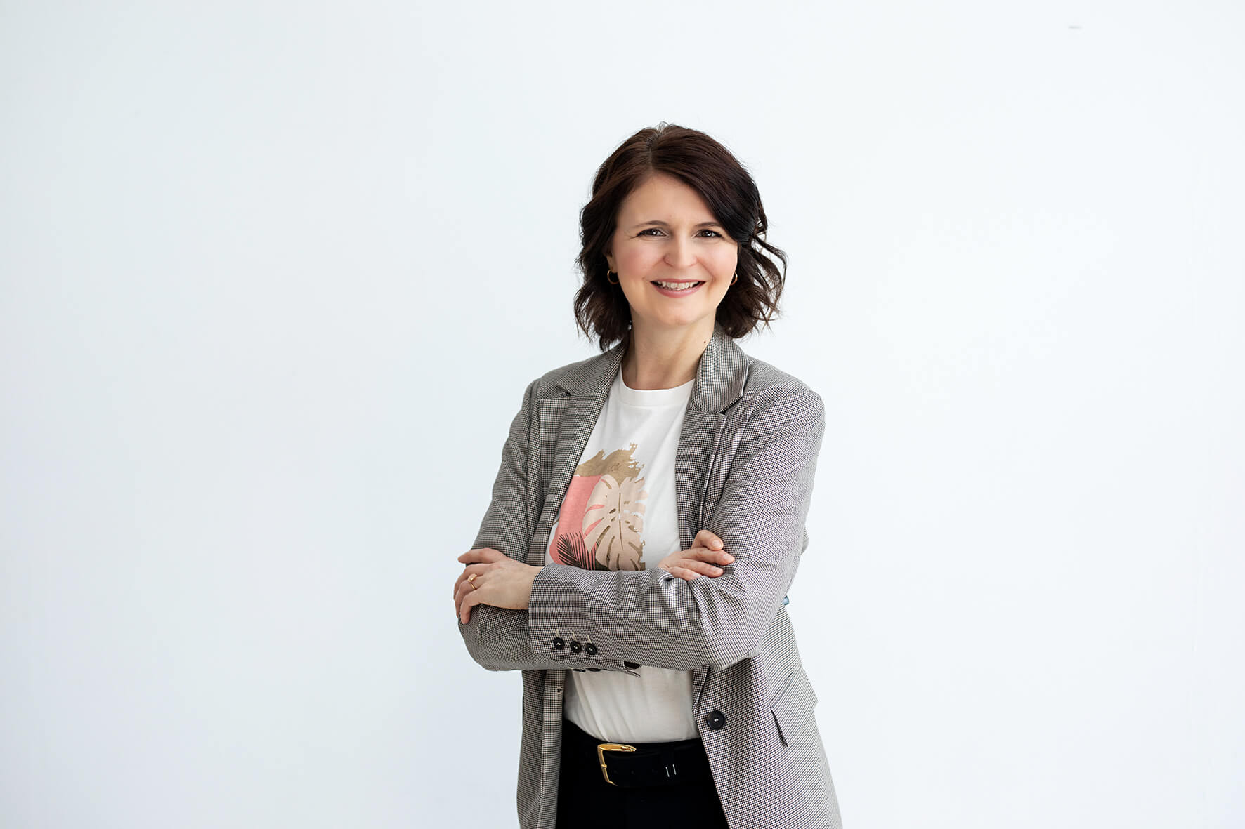 Foto von Susanne Hauber by Sandra Felke - Susanne vor weißer Wand