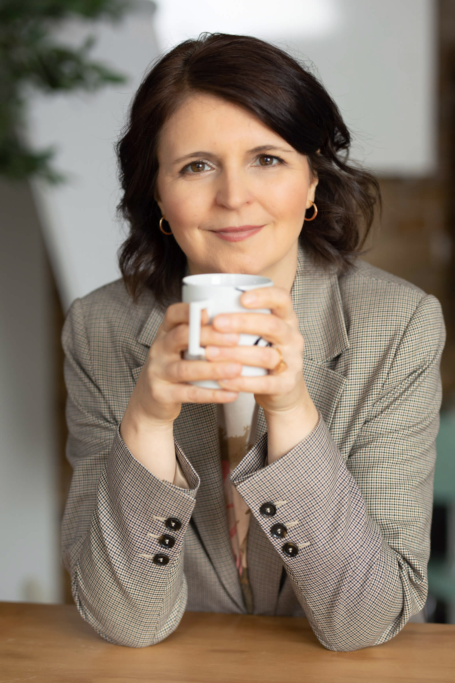 Foto von Susanne Hauber by Sandra Felke - Susanne mit Tasse in der Hand