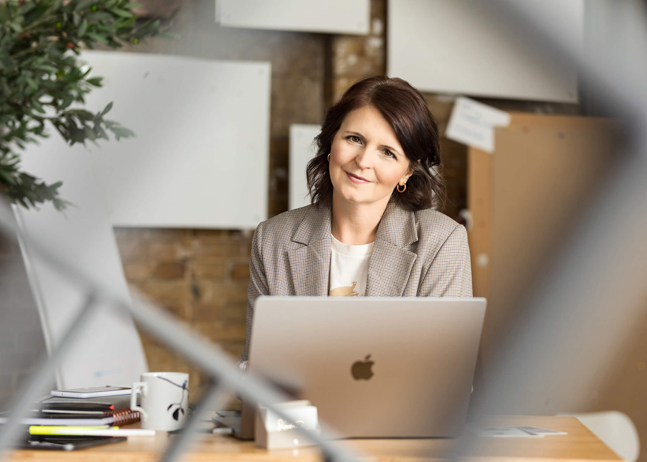 Foto von Susanne Hauber by Sandra Felke - Susanne sitzt am Laptop