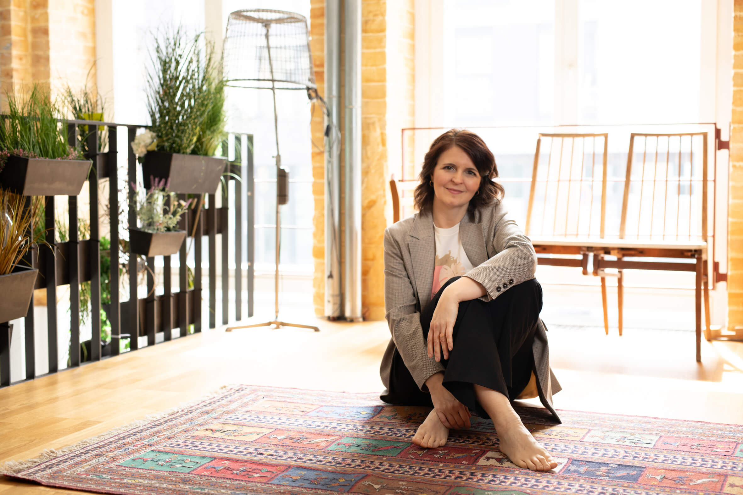 Foto von Susanne Hauber by Sandra Felke - Susanne sitzend auf Teppich