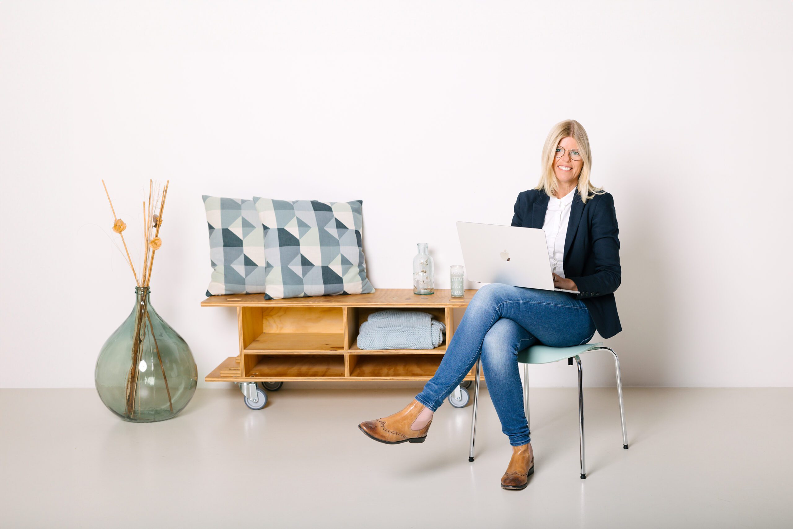Personal Branding Shooting - blonde Frau mit Laptop in stylischem Ambiente
