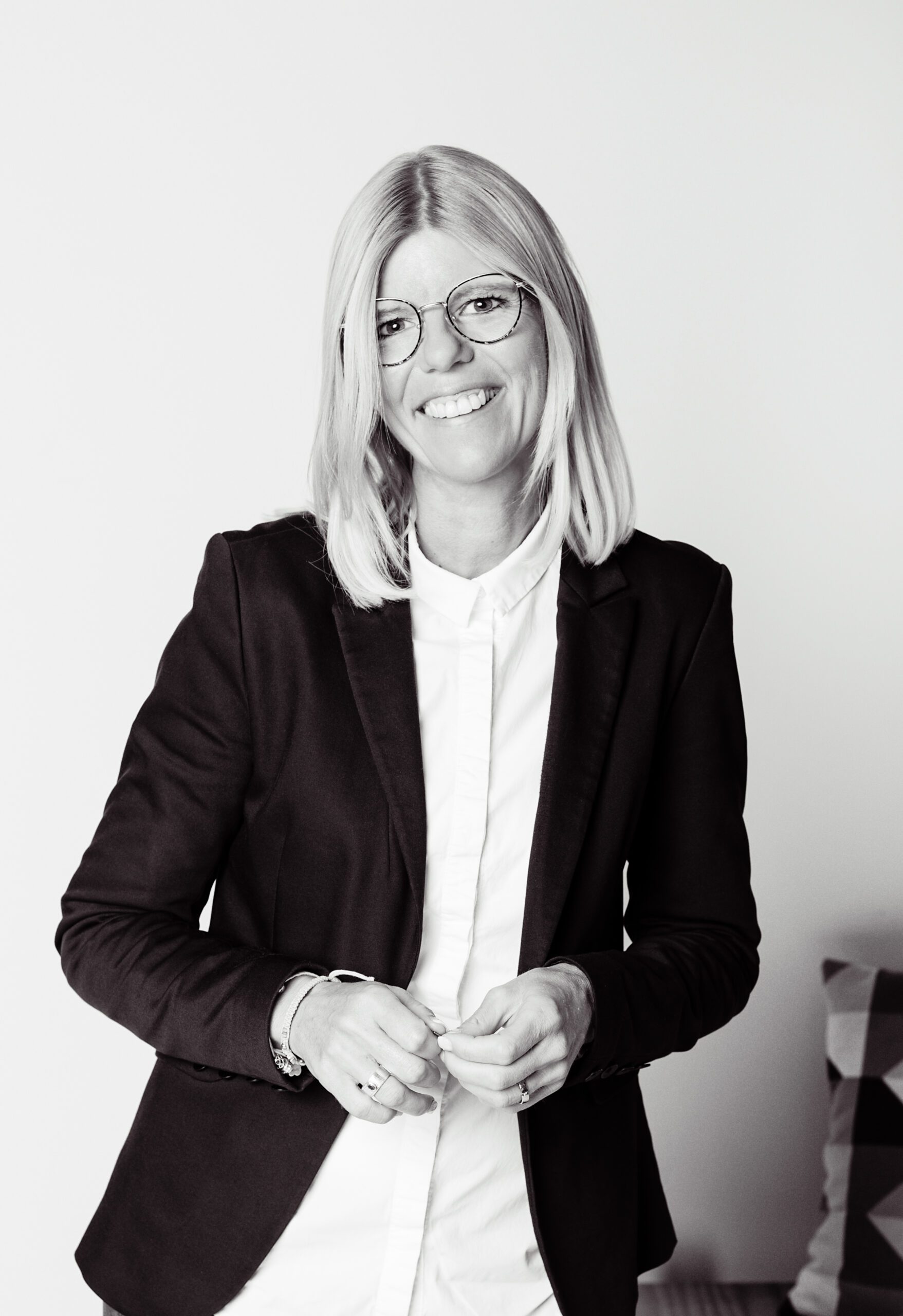 Personal Branding Shooting - blonde Frau schwarz-weiss-Aufnahme