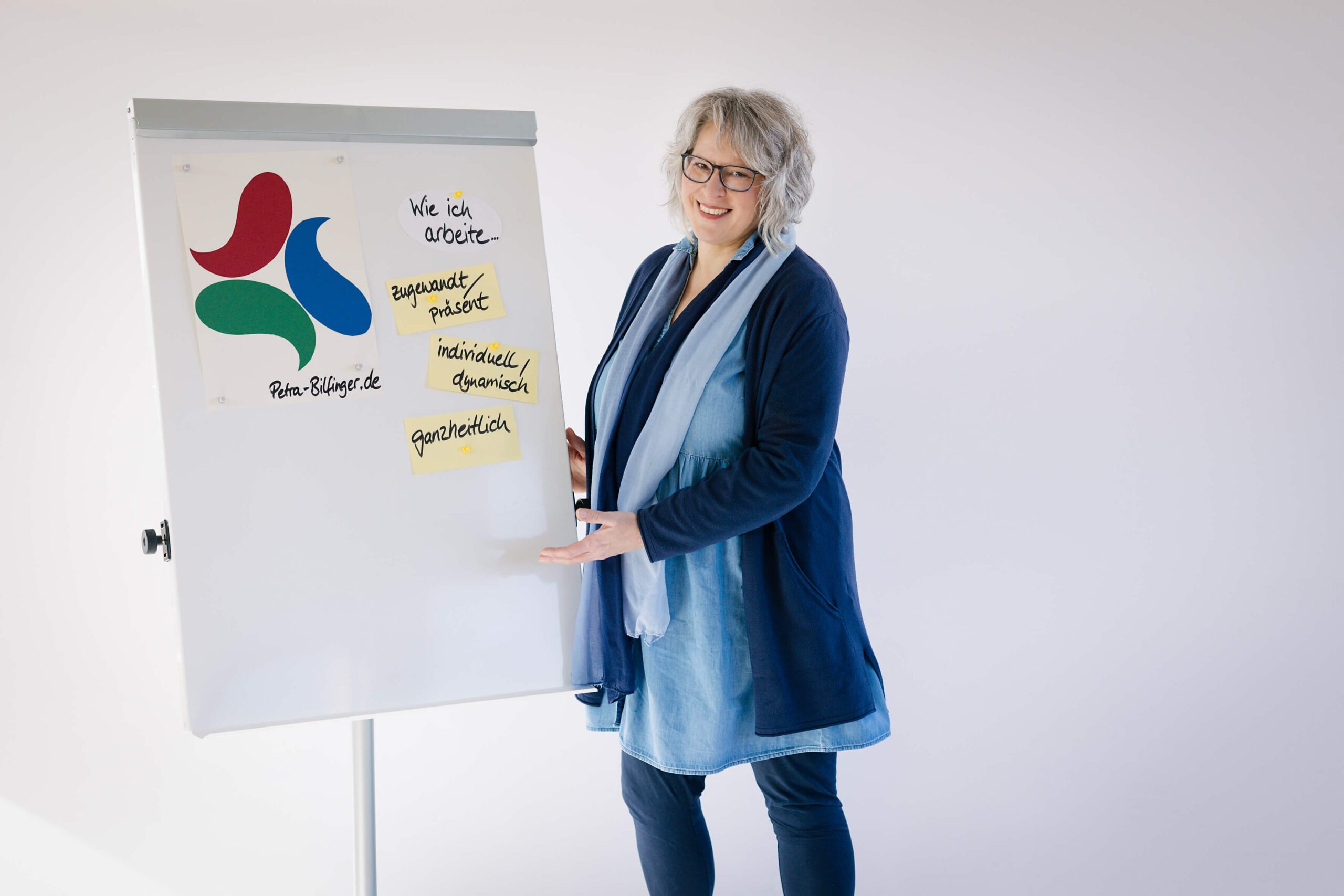 weißblonde Frau am Flipchart