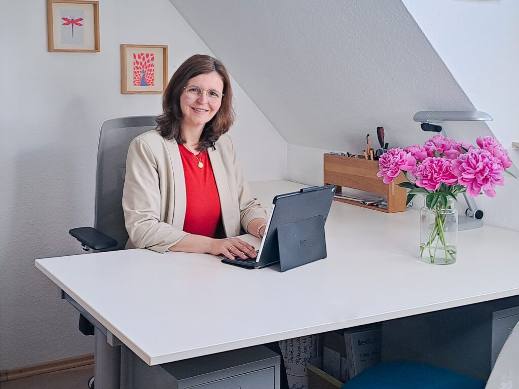 Susanne Hauber am Schreibtisch