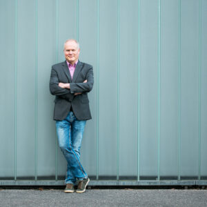 Businessfotografie Waiblingen - Mann lehnt lässig an der Wand